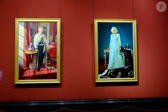 "Les portraits, qui feront partie de la collection royale, ont été peints par deux artistes différents choisis personnellement par le Roi et la Reine", a-t-on pu lire. 

Les tableaux représentant le roi Charles III et la reine Camilla, commandés pour marquer leur couronnement en 2023, exposés provisoirement à la National Gallery à Londres, le 9 mai 2025 @Backgrid UK/ Bestimage