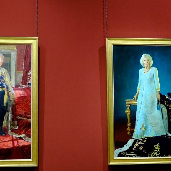 "Les portraits, qui feront partie de la collection royale, ont été peints par deux artistes différents choisis personnellement par le Roi et la Reine", a-t-on pu lire. 

Les tableaux représentant le roi Charles III et la reine Camilla, commandés pour marquer leur couronnement en 2023, exposés provisoirement à la National Gallery à Londres, le 9 mai 2025 @Backgrid UK/ Bestimage