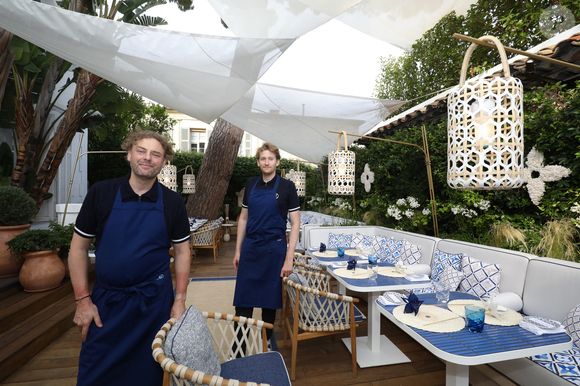 Le chef cuisinier Arnaud Donckele et le chef pâtissier Maxime Frédéric lors de l'inauguration du restaurant gastronomique de la Maison. Louis Vuittonà Saint-Tropez, Côte d'Azur, France, le 28 juin 2023. Luc Boutria/Nice Matin/Bestimage