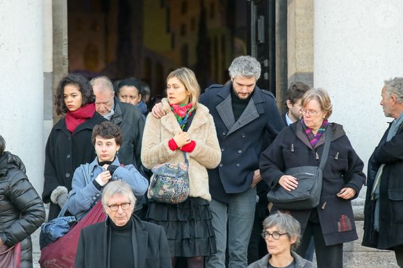 L'humoriste ne vit toutefois pas à Paris 

Exclusif - Pierre-Emmanuel Barré et sa compagne GiedRé  - Obsèques de Jean-Claude Deret, le père de Zabou Breitman au cimetière du Père Lachaise à paris le 17 décembre 2016.