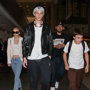 Vanessa Paradis arrive avec ses enfants Lily-Rose Depp et Jack Depp à l’aéroport de LAX à Los Angeles. Lily-Rose Depp est accompagnée de son petit ami Ash Stymest.  Le 21 mars 2016