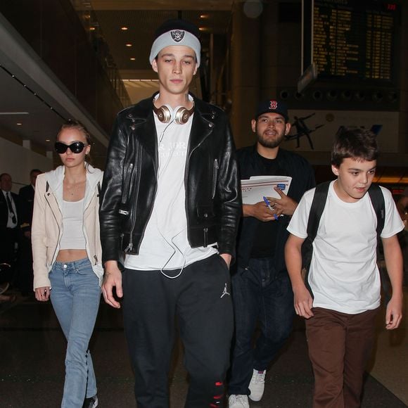 Vanessa Paradis arrive avec ses enfants Lily-Rose Depp et Jack Depp à l’aéroport de LAX à Los Angeles. Lily-Rose Depp est accompagnée de son petit ami Ash Stymest.  Le 21 mars 2016