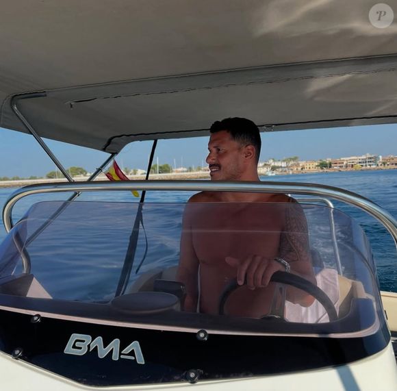 Sur la Toile, le beau brun avait révélé à sa fidèle communauté qu'il avait retrouvé l'amour avec une mystérieuse jeune femme.


Malik, ex-candidat de "Mariés au premier regard" immortalisé sur Instagram en 2025 (Capture d'écran).
