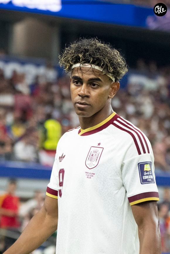 Elle estime que le fait d'assumer pleinement son histoire personnelle renforce l'estime de soi et inspire de nombreux jeunes. 

Lamine Yamal (Espagne) lors du match entre la France et l'Espagne, comptant pour la demi-finale de la Coupe du Monde de la FIFA 2026, au stade AT&T de Dallas, au Texas (États-Unis). SPP / PsnewZ / Bestimage