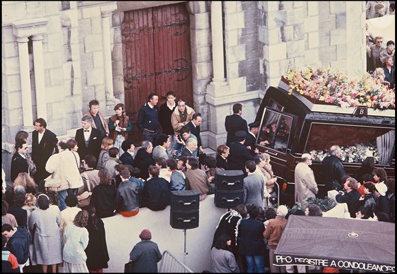 Archives - Les obsèques de Daniel Balavoine à Biarritz en 1986.
Crédit : AGENCE / BESTIMAGE