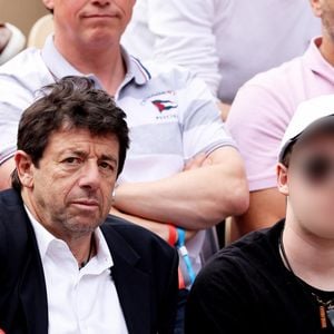 Patrick Bruel et son fils Léon - Célébrités dans les tribunes des internationaux de France de Roland Garros à Paris le 31 mai 2022. © Cyril Moreau - Dominique Jacovides/Bestimage