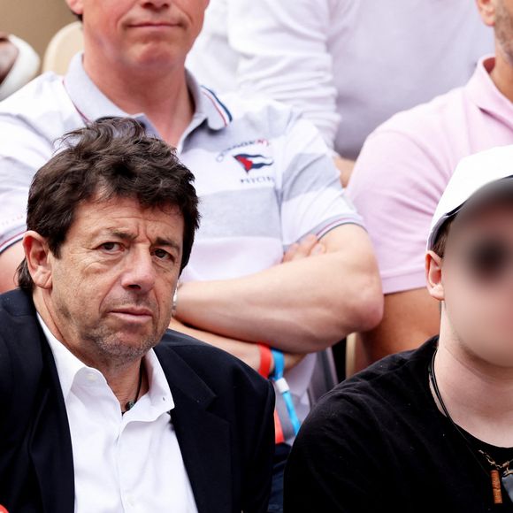 Patrick Bruel et son fils Léon - Célébrités dans les tribunes des internationaux de France de Roland Garros à Paris le 31 mai 2022. © Cyril Moreau - Dominique Jacovides/Bestimage