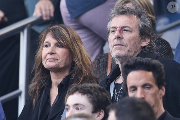 Jean-Luc Reichmann et Nathalie Lecoultre dans les tribunes du match de Ligue 1 Uber Eats "PSG-Toulouse" au Parc des Princes à Paris le 12 mai 2024. Photo Cyril Moreau/Bestimage