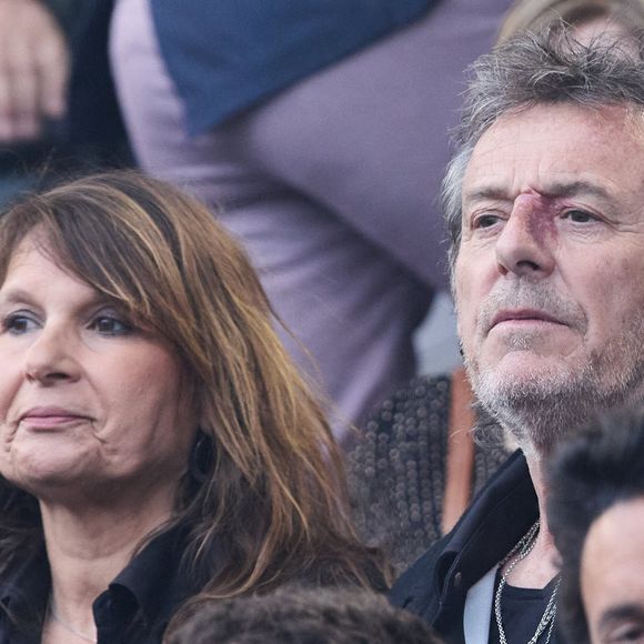 Jean-Luc Reichmann et Nathalie Lecoultre dans les tribunes du match de Ligue 1 Uber Eats "PSG-Toulouse" au Parc des Princes à Paris le 12 mai 2024. Photo Cyril Moreau/Bestimage