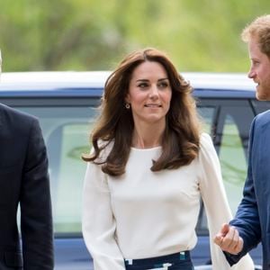 Le prince William, Kate Middleton et le prince Harry arrivent au lancement de la campagne "Heads Together" à Londres, le 16 mai 2016.
Photo : Agence / Bestimage