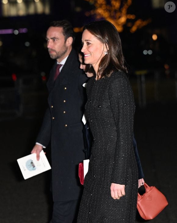 Même pour son sac à main, la jolie jeune femme a choisi une griffe française puisqu'elle portait un sac Longchamp Le Roseau en cuir de chataigne.

La famille royale d'Angleterre assiste à la messe "Together At Christmas Carol" à l'abbaye de Westminster à Londres, Royaume-Uni le 6 Décembre, 2024