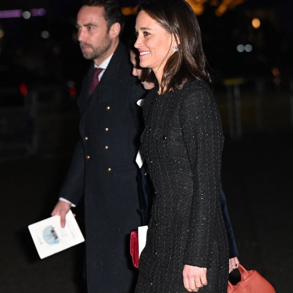 Même pour son sac à main, la jolie jeune femme a choisi une griffe française puisqu'elle portait un sac Longchamp Le Roseau en cuir de chataigne.

La famille royale d'Angleterre assiste à la messe "Together At Christmas Carol" à l'abbaye de Westminster à Londres, Royaume-Uni le 6 Décembre, 2024