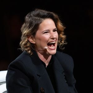 En effet, un faux compte au nom d'Élodie Poux avait vanté les mérites d'une marque de gélules minceur, Glucavit, quelques mois auparavant, obligeant la principale concernée à rectifier le tir : "Si y’a pas la pastille bleue à côté de mon nom c’est pas moi". 

Exclusif - Elodie Poux lors de l'enregistrement de l'émission "La chanson secrète N°14", présentée par Nikos Aliagas et diffusée le 26 décembre sur TF1, à Paris le 9 décembre 2025. © Jacovides-Moreau/Bestimage