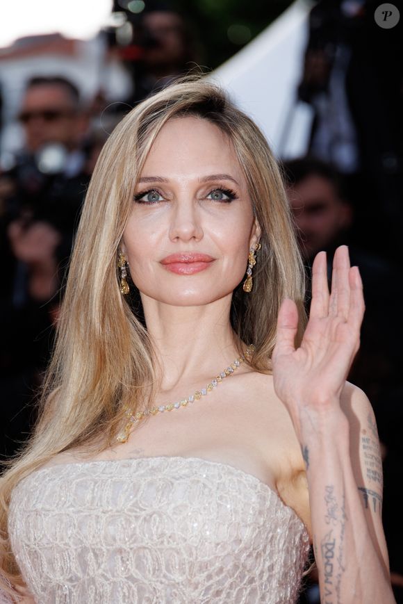 Angelina Jolie - Montée des marches du film « Eddington » lors du 78ème Festival International du Film de Cannes, au Palais des Festivals à Cannes. Le 16 mai 2025
© Jacovides-Moreau / Bestimage