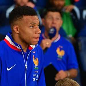 "Je lui ai demandé dernièrement s'il avait une copine. Il m'a répondu : 'Tu vois une copine dans ce bourbier ?' C'est compliqué d'être la copine de Kylian Mbappé. Avec tout ce que ça comporte. Il en a déjà eu et ce n'est pas simple pour les deux", a-t-elle avoué.

Kylian Mbappé - Match de qualification pour la Coupe du Monde 2026 entre la France et l'Islande (2-1) au Parc des Princes à Paris le 9 septembre 2025. © Christian Liewig/Bestimage