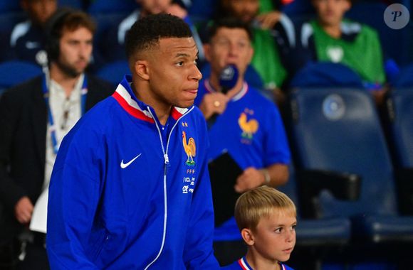 "Je lui ai demandé dernièrement s'il avait une copine. Il m'a répondu : 'Tu vois une copine dans ce bourbier ?' C'est compliqué d'être la copine de Kylian Mbappé. Avec tout ce que ça comporte. Il en a déjà eu et ce n'est pas simple pour les deux", a-t-elle avoué.

Kylian Mbappé - Match de qualification pour la Coupe du Monde 2026 entre la France et l'Islande (2-1) au Parc des Princes à Paris le 9 septembre 2025. © Christian Liewig/Bestimage