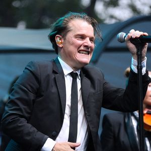 L'interprète du "Dîner" explique qu'il préfère lui transmettre quelques conseils plutôt que de donner son avis sur ses chansons.

Bénabar,  le 14 juillet avec le Consulat de France à New York, à Central Park, le 13 juillet 2023. 

Photo de Charles Guerin/ABACAPRESS.COM