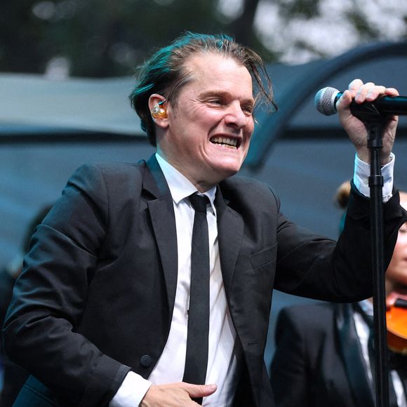 L'interprète du "Dîner" explique qu'il préfère lui transmettre quelques conseils plutôt que de donner son avis sur ses chansons.

Bénabar,  le 14 juillet avec le Consulat de France à New York, à Central Park, le 13 juillet 2023. 

Photo de Charles Guerin/ABACAPRESS.COM