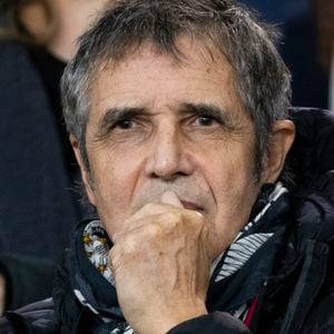 En pleine promotion de son nouvel album Une vie, Julien Clerc s'est livré comme rarement dans les colonnes du "JDD" concernant le décès de son frère Gérard 

Julien Clerc - People dans les tribunes lors du match de ligue des champions entre le PSG et l'AC Milan au Parc des Princes à Paris. © Cyril Moreau/Bestimage