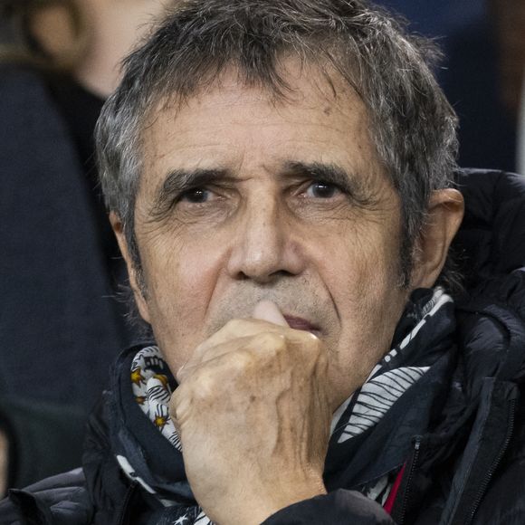 En pleine promotion de son nouvel album Une vie, Julien Clerc s'est livré comme rarement dans les colonnes du "JDD" concernant le décès de son frère Gérard 

Julien Clerc - People dans les tribunes lors du match de ligue des champions entre le PSG et l'AC Milan au Parc des Princes à Paris. © Cyril Moreau/Bestimage