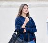 Elle poursuit aujourd’hui des études de design à l’université Carnegie Mellon, tandis que ses liens avec Tom Cruise semblent totalement rompus.

13/10/2024 EXCLUSIF : Suri Cruise porte Eleanor, la chatte de sa mère, lors d'une promenade avec une amie à New York. La fille de 18 ans de Tom Cruise et Katie Holmes a été aperçue à New York pendant ses vacances universitaires. Suri portait un pull rayé, un jean et des Converse montantes.

The ImageDirect / Bestimage