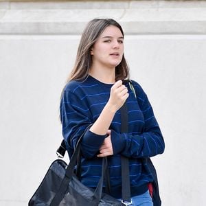 Elle poursuit aujourd’hui des études de design à l’université Carnegie Mellon, tandis que ses liens avec Tom Cruise semblent totalement rompus.

13/10/2024 EXCLUSIF : Suri Cruise porte Eleanor, la chatte de sa mère, lors d'une promenade avec une amie à New York. La fille de 18 ans de Tom Cruise et Katie Holmes a été aperçue à New York pendant ses vacances universitaires. Suri portait un pull rayé, un jean et des Converse montantes.

The ImageDirect / Bestimage