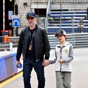 Gad Elmaleh et son fils Raphaël durant le 6eme Monaco E-Prix à Monaco, le 6 mai 2023.
Nick Cassidy (Envision Racing) s'est imposé à Monaco devant le Néo-Zélandais Mitch Evans (Jaguar TCS Racing), arrivé second, et le Britannique Jake Dennis (Avalanche Andretti), 3eme. Nick Cassidy prend la tête du championnat.
Le championnat de Formule E est une compétition automobile, organisée par la FIA, mettant en scène uniquement des monoplaces 100% électriques. Le premier E Grand Prix a eu lieu à Pekin en septembre 2014. © Bruno Bebert/Bestimage