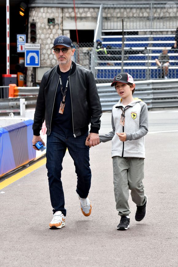 Gad Elmaleh et son fils Raphaël durant le 6eme Monaco E-Prix à Monaco, le 6 mai 2023.
Nick Cassidy (Envision Racing) s'est imposé à Monaco devant le Néo-Zélandais Mitch Evans (Jaguar TCS Racing), arrivé second, et le Britannique Jake Dennis (Avalanche Andretti), 3eme. Nick Cassidy prend la tête du championnat.
Le championnat de Formule E est une compétition automobile, organisée par la FIA, mettant en scène uniquement des monoplaces 100% électriques. Le premier E Grand Prix a eu lieu à Pekin en septembre 2014. © Bruno Bebert/Bestimage