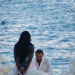 Âgé de 24 ans, le rappeur a dévoilé les images de cette soirée organisée au bord de l'eau avec la chanteuse de 31 ans.
Le rappeur RK a partagé la vidéo de sa demande en mariage à Aya Nakamura sur Instagram le 7 août 2026.