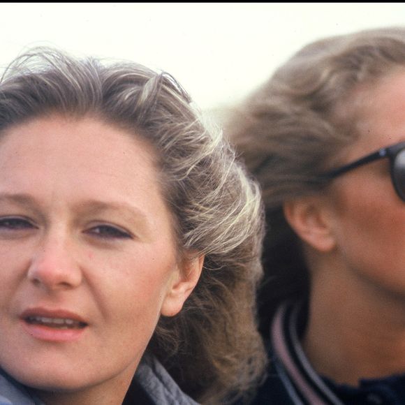 Exclusif - Archives - Rendez-vous avec Marie-Caroline et Marine Le Pen (Les filles de Jean-Marie et Pierette Le Pen) en beauté à la Trinité sur Mer en 1987.