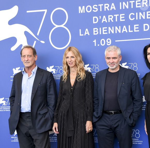 Vincent Lindon, Sandrine Kiberlain, Stéphane Brizé, Marie Drucker au photocall du film "Un Autre Monde" lors du festival international du film de Venise (La Mostra), à Venise, Italie, le 10 septembre 2021.