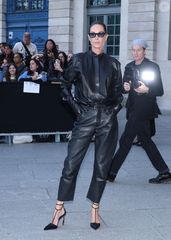 Guest arrive au défilé Tom Ford Collection Femme Prêt-à-Porter Printemps/Eté 2026 lors de la Fashion Week de Paris (PFW) a Paris, France, le 1 Octobre 2025. 
© Denis Guignebourg/Bestimage