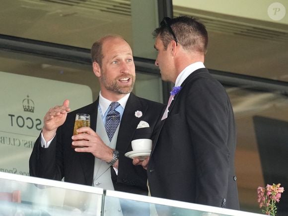 Attendue avec son époux à un des moments forts de la saison anglaise, Kate a tout simplement annulé. 

Le prince William, prince de Galles - Les royautés assistent à la course hippique Royal Ascot (Jour 2), le 18 juin 2025. © Julien Burton/Bestimage