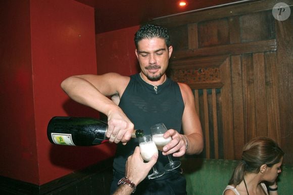 Il y a peu, Alexandre a inquiété ses abonnés Facebook en déclarant qu'il allait bientôt rejoindre son papa
Alexandre Anthony lors du lancement de la nouvelle agence de mannequins 'waren' avec ses associés et Romain Boutboul à l'hôtel Royal Monceau à Paris le 7 juillet 2006. Photo by Mehdi Taamallah/ABACAPRESS.COM