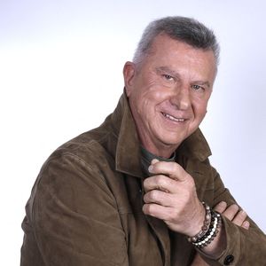 Une phrase d'Henri Matisse l'accompagne au quotidien.
Exclusif - Portrait de Pascal Bataille, qui a récemment révélé être atteint d'un grave cancer des poumons, lors de l'enregistrement de l'émission "Chez Jordan de Luxe" à Paris. Le 11 décembre 2024
© Cédric Perrin / Bestimage