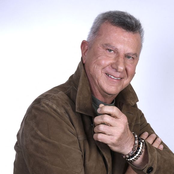Une phrase d'Henri Matisse l'accompagne au quotidien.

Exclusif - Portrait de Pascal Bataille, qui a récemment révélé être atteint d'un grave cancer des poumons, lors de l'enregistrement de l'émission "Chez Jordan de Luxe" à Paris. Le 11 décembre 2024
© Cédric Perrin / Bestimage