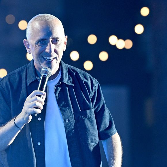 Gad Elmaleh - Enregistrement de l'émission "L'humour à la plage" pour la 2eme édition du festival de Juan les Pins à la pinède Gould le 27 juin 2025.  © Bruno Bebert / Bestimage