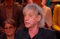 Jean-Louis Aubert a révélé sur le plateau de l'émission "Quelle époque !" que sa mère a un jour jeté son hamster par la fenêtre.
Crédit : Quelle époque !/France 2