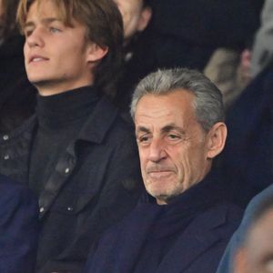 Nicolas Sarkozy dans les tribunes lors du match de Ligue 1 McDonald's "PSG - Auxerre (2-0)" au Parc des Princes à Paris, le 27 septembre 2025.
© Christian Liewig/Bestimage