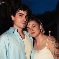 Louane a dit oui à Florian Rossi, le papa de sa fille Esmée ! Photos de leur fête à Paris, leurs invités portaient la même couleur