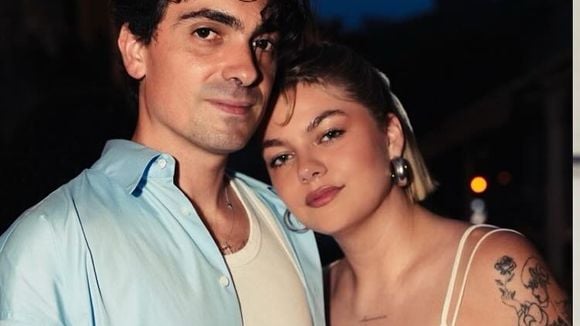 Louane a dit oui à Florian Rossi, le papa de sa fille Esmée ! Photos de leur fête à Paris, leurs invités portaient la même couleur