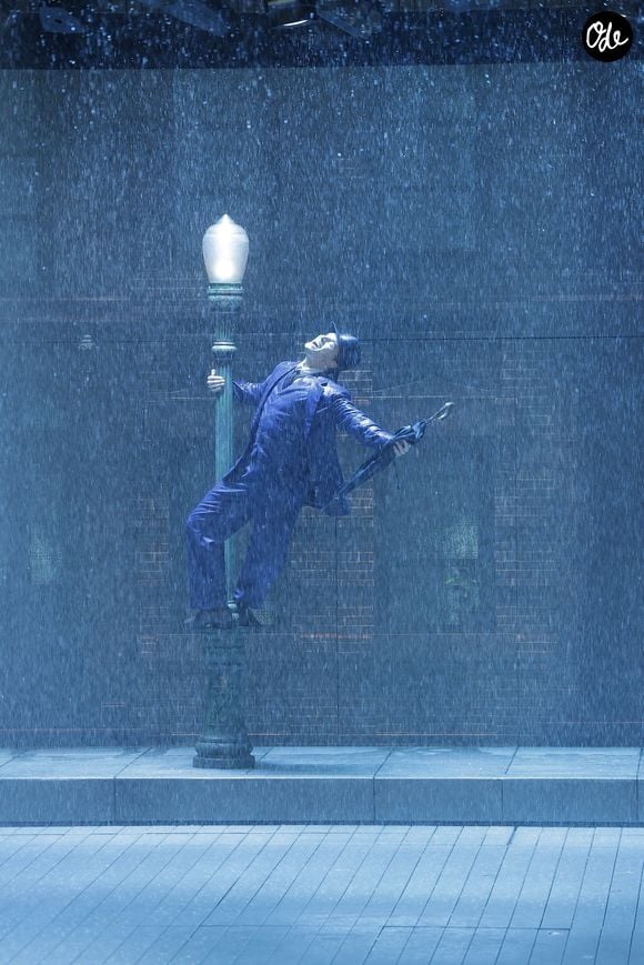 Ashley Day joue Don Lockwood (joué par Gene Kelly dans le film original) lors de la générale du spectacle musical "Singin' in the rain" au théâtre du Lido à Paris le 17 septembre 2026. © Coadic Guirec / Bestimage