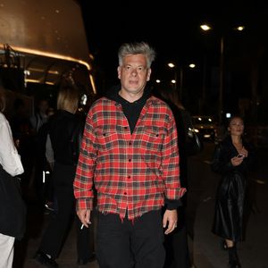 Benjamin Biolay quitte un événement à l'Alban pendant le Festival de Cannes, en France, vêtu d'une tenue décontractée mais élégante. Backgrid USA / Bestimage