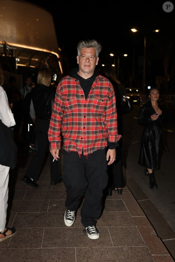 Benjamin Biolay quitte un événement à l'Alban pendant le Festival de Cannes, en France, vêtu d'une tenue décontractée mais élégante. Backgrid USA / Bestimage