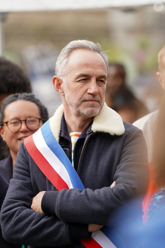 Emmanuel Grégoire lors de la cérémonie en hommage aux victimes homosexuelles de la déportation et à toutes les personnes LGBTQIA+ persécutées à travers l'Histoire au Jardin du Port de l'Arsenal, à Paris, France, le 15 mai 2026. © Anne-Sophie Guebey/Bestimage