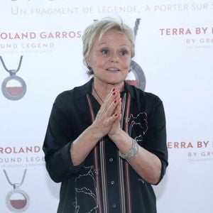 Leur nouvelle demeure semble aussi être l'endroit rêvé pour ces amoureuses de la nature et de la tranquillité. 

Exclusif - Muriel Robin et Anne L. remercient tous ceux qui les ont aidé à réaliser ce Collier « Terra by Roland Garros » - Présentation du Collier « Terra by Roland Garros » créé par Anne Le Nen, Présidente de Ground Legend. La terre battue du court central de Roland Garros est scellée dans une médaille. Restaurant Laurent à Paris, France le 22 Mai 2026. 

© Bertrand Rindoff/Bestimage