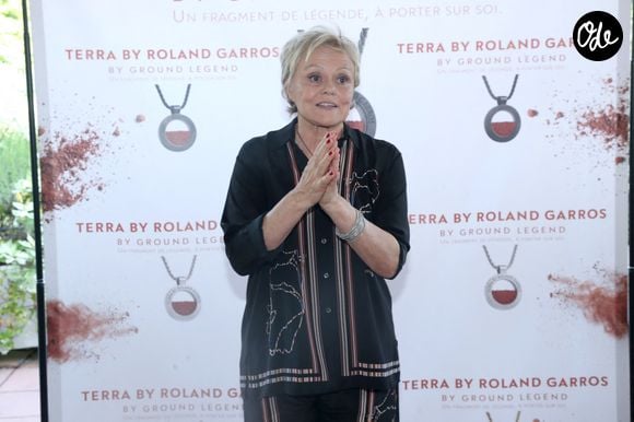 Leur nouvelle demeure semble aussi être l'endroit rêvé pour ces amoureuses de la nature et de la tranquillité. 

Exclusif - Muriel Robin et Anne L. remercient tous ceux qui les ont aidé à réaliser ce Collier « Terra by Roland Garros » - Présentation du Collier « Terra by Roland Garros » créé par Anne Le Nen, Présidente de Ground Legend. La terre battue du court central de Roland Garros est scellée dans une médaille. Restaurant Laurent à Paris, France le 22 Mai 2026. 

© Bertrand Rindoff/Bestimage