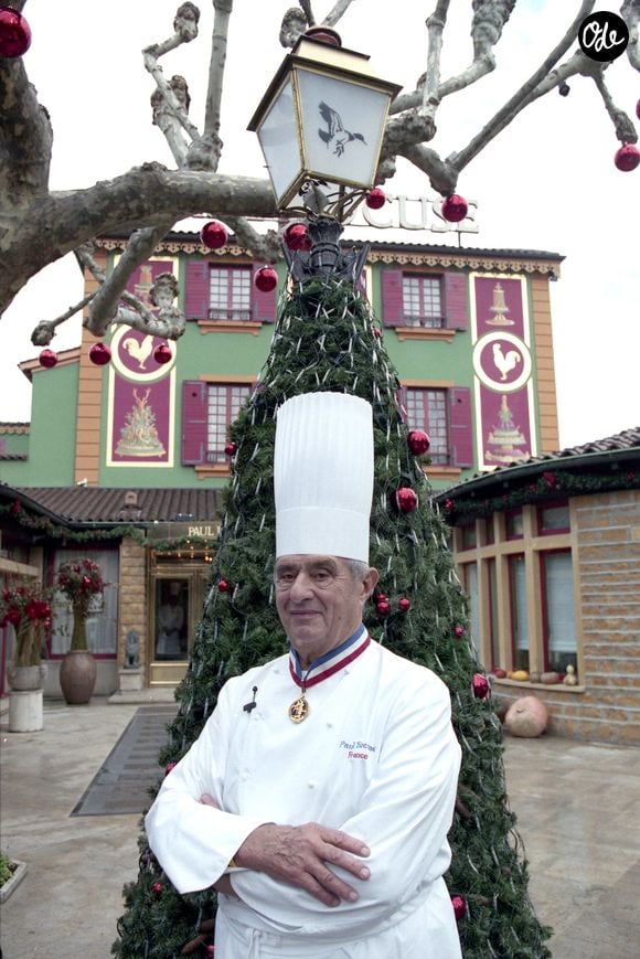 Archives - Paul Bocuse devant son restaurant a Collonges-au-Mont-d'Or. Le 2 decembre 2001 JEAN-CLAUDE WOESTELANDT / BESTIMAGE