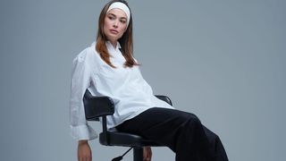 Le serre-tête, accessoire phare des années 90/2000, fait son grand retour : comment bien le choisir puis le porter ?