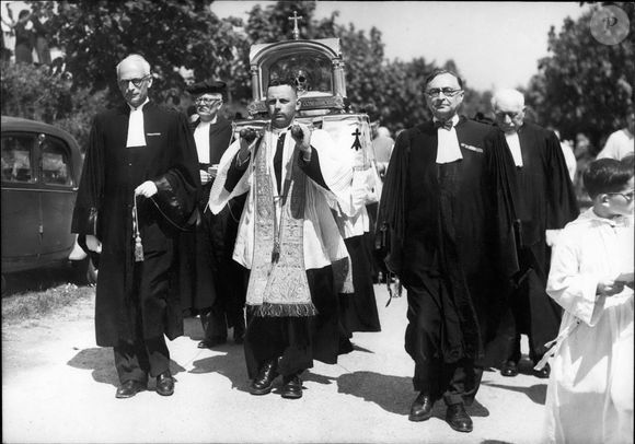 Cette cathédrale est célèbre pour accueillir le tombeau de Saint Yves.

Les reliques de Saint Yves, patron des avocats, portées en procession à Tréguier, petite ville de la côte nord de la Bretagne, le 22 mai 1953.

Credit Image: © Keystone Press Agency/ZUMA Press Wire